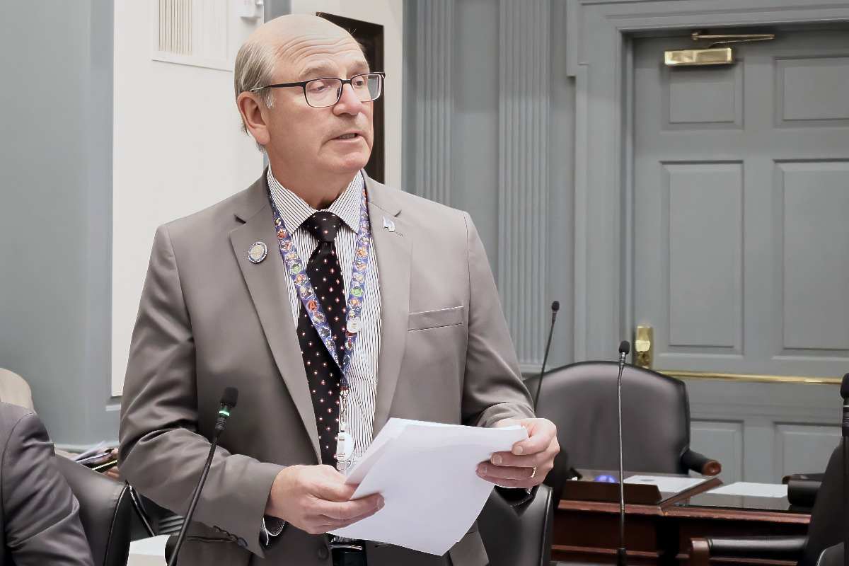 Rep. Jeff Hilovsky presenting HB 387 during committee hearing in Legislative Hall.